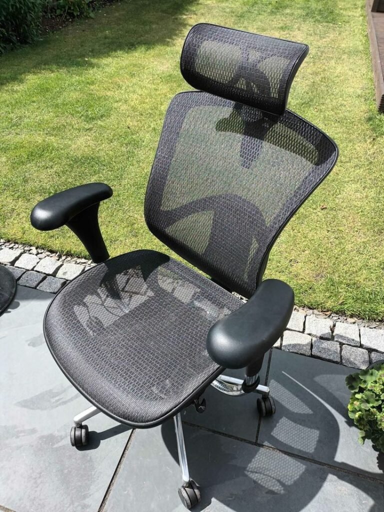 Ergonomic breathable mesh chair contouring back rest