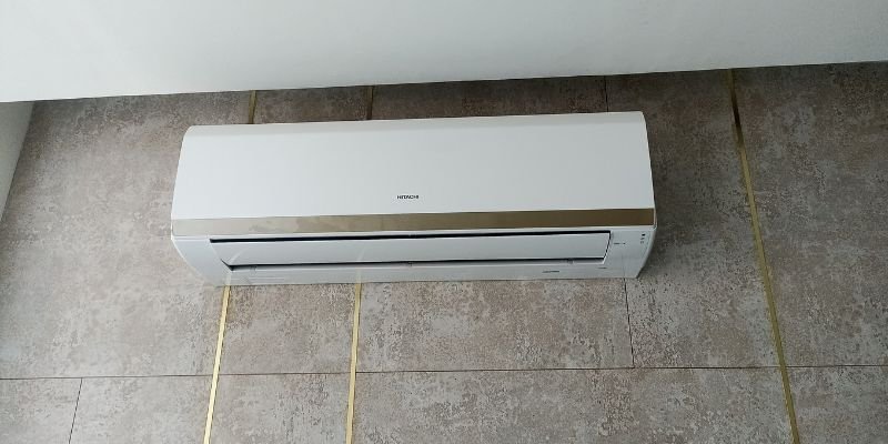 Hitachi 1.5 Ton 5 Star ice Clean Xpandable Plus Inverter Split AC wall mounted in a 160 sq. ft. room