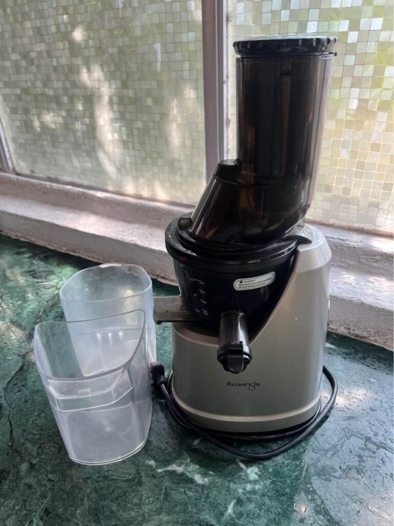 Kuvings B1700 juicer with two jugs for collecting juice